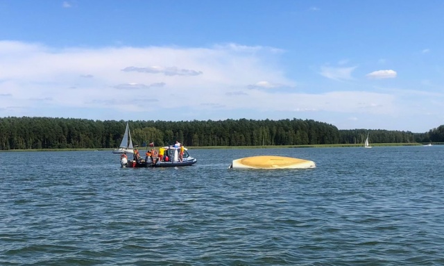 Przewrócony jacht na Zalewie Koronowskim. Pomogli bydgoscy wodniacy