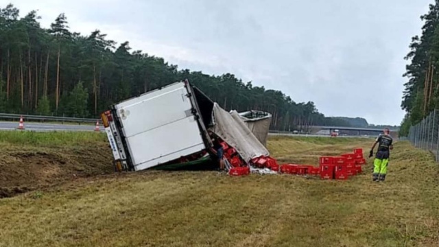 Piwo wylało się na autostradzie. Przewrócił się tir z butelkami, bo kierowca zasnął