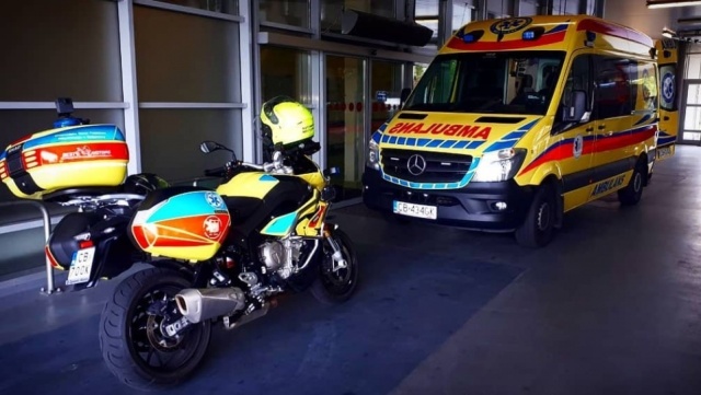 Z nożem, bronią i z pięściami na ratowników medycznych. Bydgoski agresor w prokuraturze