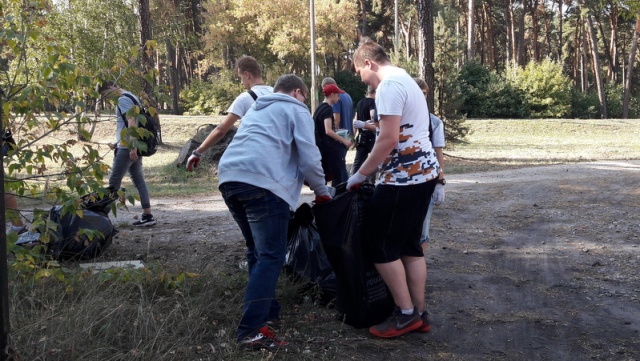 Zbiórka przy wejściu do Doliny Śmierci. Sprzątanie świata w bydgoskim Fordonie