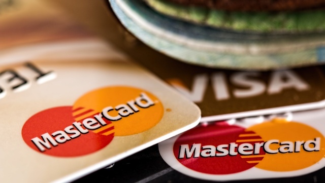 Ministerstwo Finansów chce, by przy płatności split payment w VAT można było korzystać z kart płatniczych