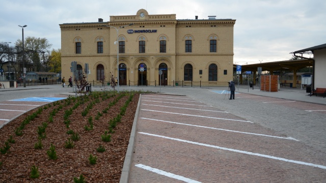 Nowa nawierzchnia i infrastruktura. Plac przed dworcem w Inowrocławiu po przebudowie