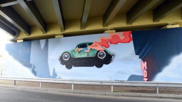 Garbus leci nad Bydgoszczą. Taki mural ozdobi nowy bydgoski wiadukt