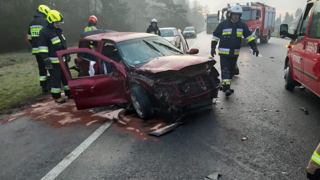 Ranne dzieci i dorosły w zderzeniu trzech samochodów. Wypadek w Brzozie