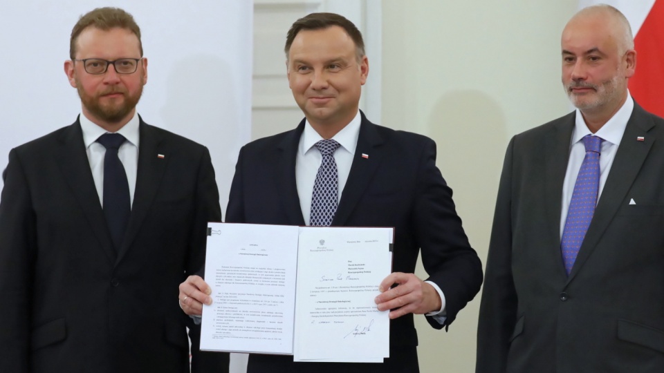 Od lewej: minister zdrowia Łukasz Szumowski, prezydent Andzrej Duda i prof. dr hab. Piotr Czauderna. Fot. PAP/Tomasz Gzell