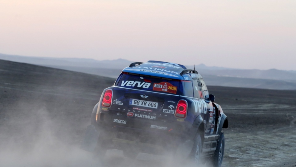 Samochód z Jakubem Przygońskim jako kierowcą na trasie 2. etapu Rajdu Dakar 2019. Fot. PAP/EPA/Ernesto Arias