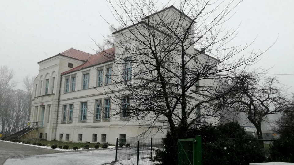 We wtorek rano w szkole w Wybczu na skutek niedrożności komina doszło do wydostania się tlenku węgla. Fot. Michał Zaręba