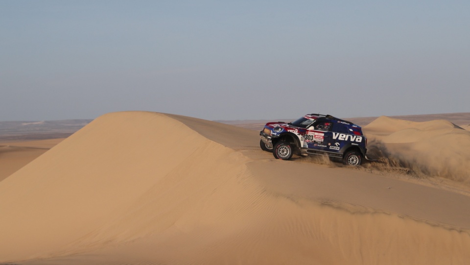 Na zdjęciu Jakub Przygoński w samochodzie Mini podczas jednego z etapów Rajdu Dakar 2019. Fot. PAP/EPA/Ernesto Arias