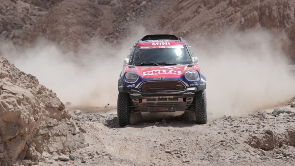 Samochód z Jakubem Przygońskim jako kierowcą na trasie Rajdu Dakar 2019. Fot. PAP/EPA/Ernesto Arias