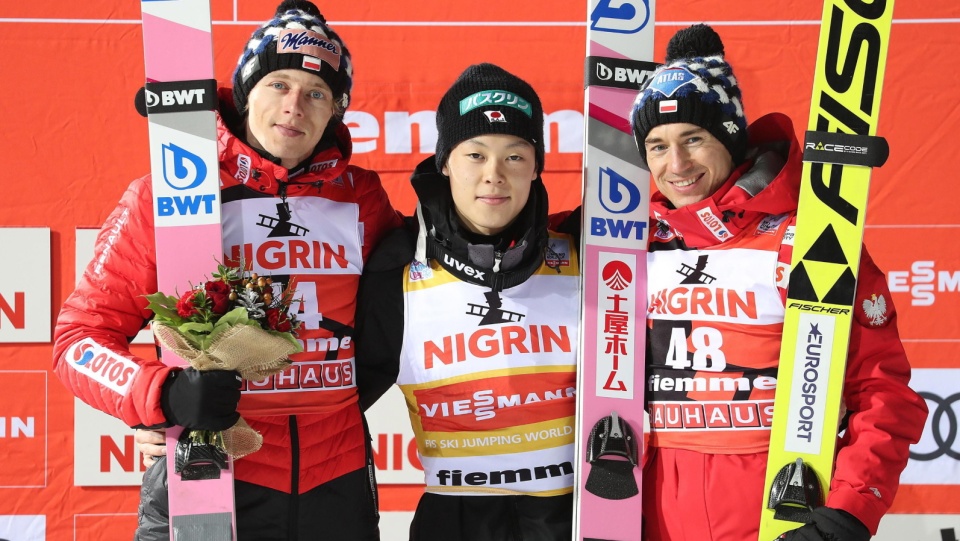 Podium sobotniego konkursu PŚ w Predazzo. Od lewej drugi Dawid Kubacki, triumfator Ryoyu Kobayashi i trzeci Kamil Stoch. Fot. PAP/EPA/ANDREA SOLERO