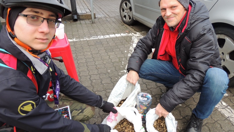 Jeden z darczyńców uzbierał 20 kg groszy! Fot. Marek Ledwosiński