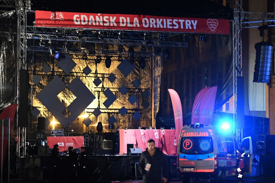 Prezydent Gdańska Paweł Adamowicz został zabrany do szpitala po tym, jak został zaatakowany w niedzielę wieczorem ostrym narzędziem na scenie w Gdańsku podczas "Światełka do nieba". Fot. PAP/Adam Warżawa