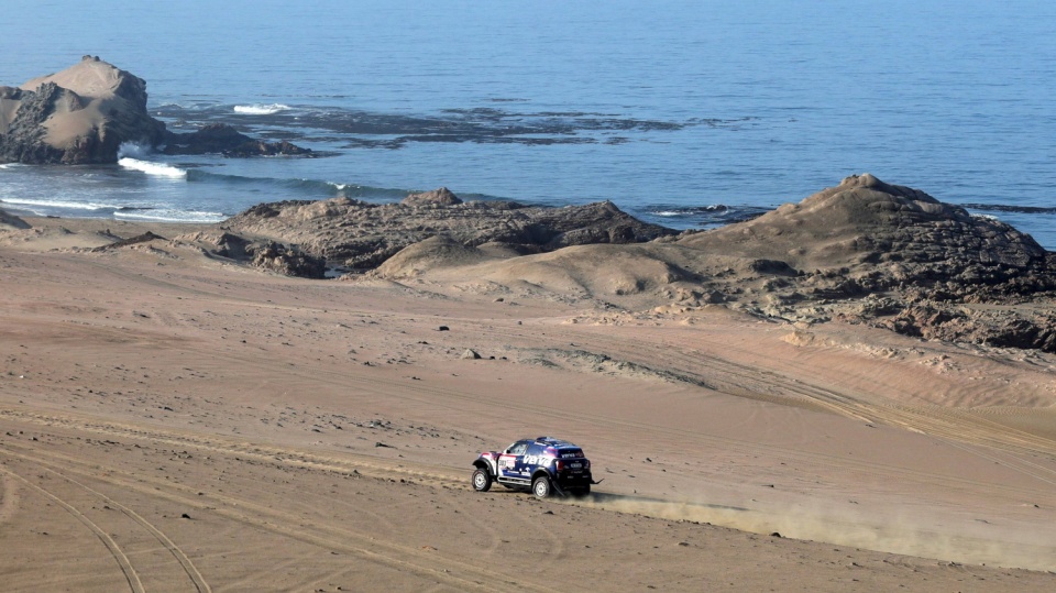 Samochód z Jakubem Przygońskim jako kierowcą na trasie Rajdu Dakar 2019. Fot. PAP/EPA/Ernesto Arias
