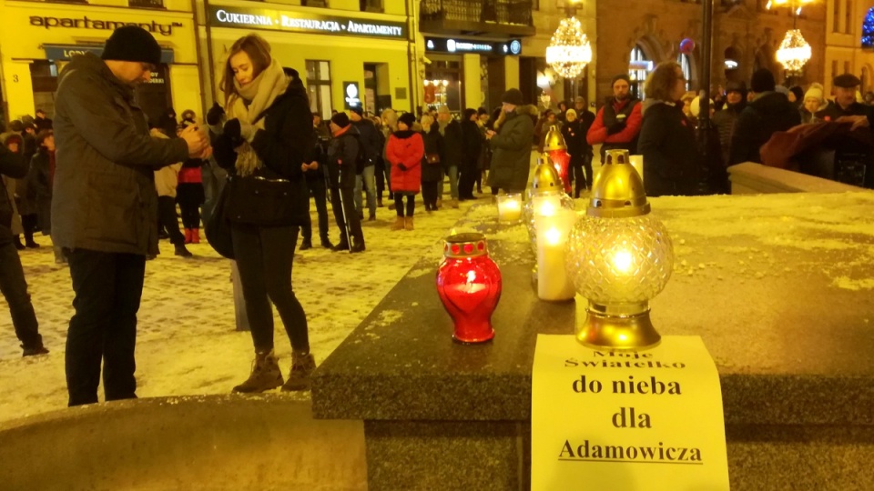 Płomyki zniczy u stóp pomnika Mikołaja Kopernika w Toruniu rozbłysły "światełkiem do nieba" dla Pawła Adamowicza. Fot. Michał Zaręba