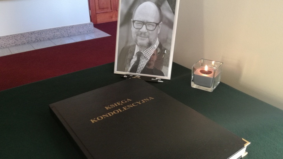 Księga kondolencyjna jest wyłożona na I piętrze bydgoskiego Ratusza. Fot. Maciej Wilkowski