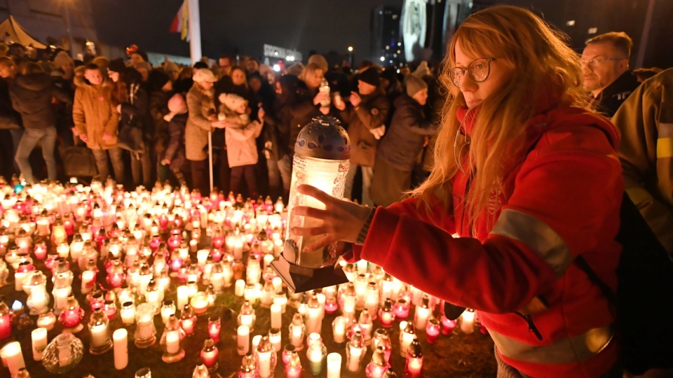 Ułożone ze świec - Największe Serce Świata. Dla Pawła. powstało na pl. Solidarności w Gdańsku. Fot. PAP/Adam Warżawa