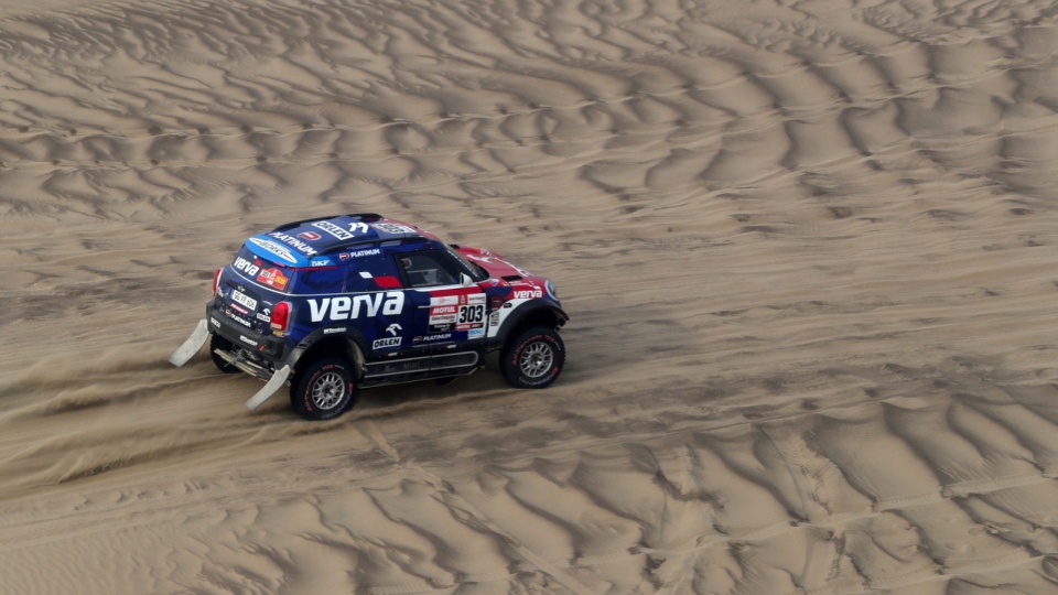 Samochód z Jakubem Przygońskim jako kierowcą na trasie Rajdu Dakar 2019. Fot. PAP/EPA/Ernesto Arias