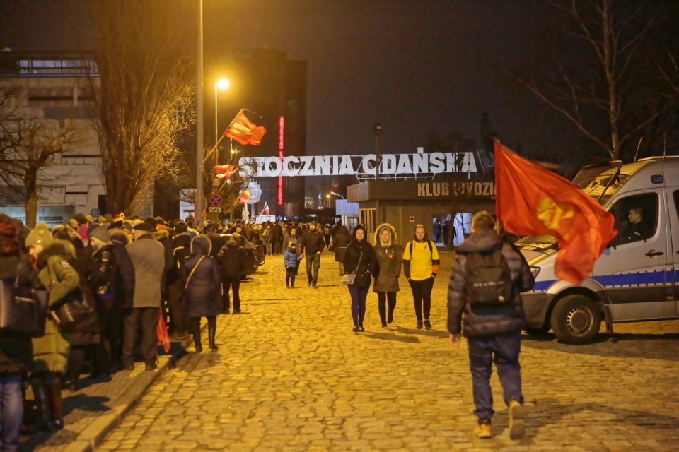 Kolejka do Europejskiego Centrum Solidarności, gdzie wystawiona została trumna z ciałem prezydenta Gdańska Pawła Adamowicza. Fot. PAP/Tomasz Waszczuk