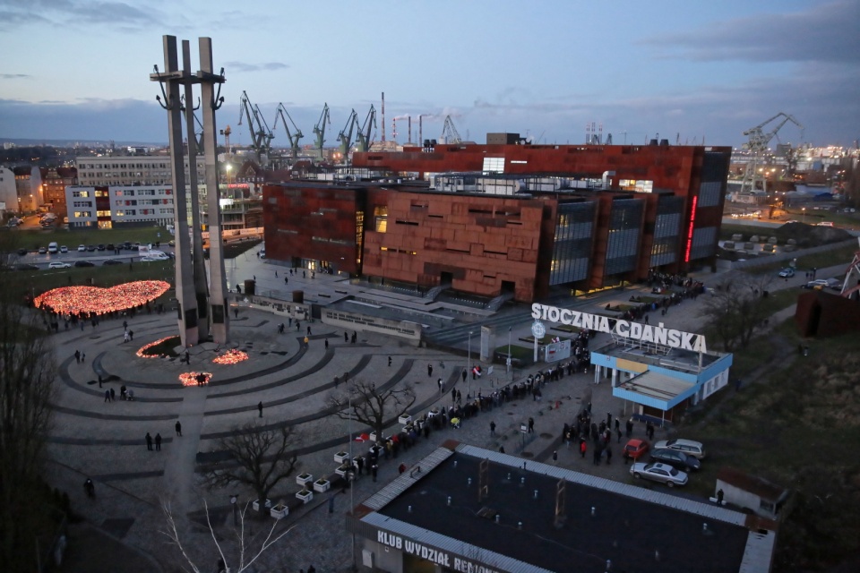 Kolejka do Europejskiego Centrum Solidarności, gdzie wystawiona została trumna z ciałem prezydenta Gdańska Pawła Adamowicza. Fot. PAP/Adam Warżawa