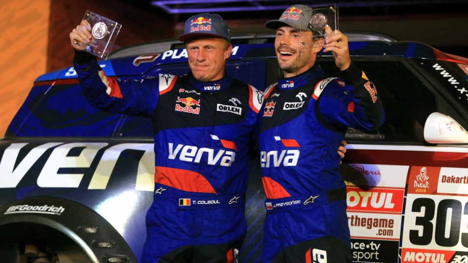 Jakub Przygoński (od prawej) ze swoim pilotem cieszą się z 4. miejsca w Rajdzie Dakar w klasyfikacji samochodów. Fot. PAP/SEBASTIAN CASTANEDA CORREGIR
