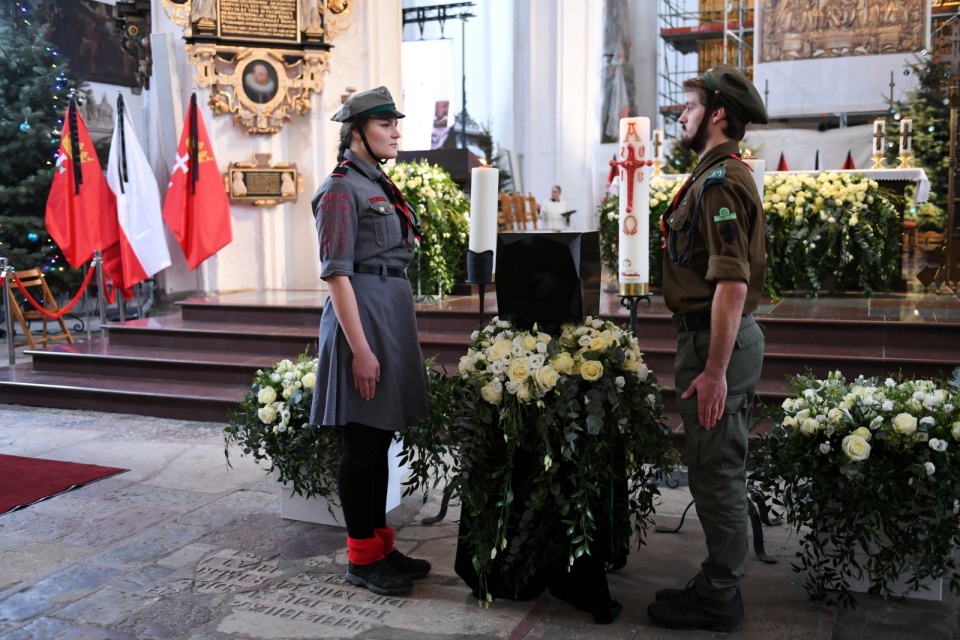 Urna z prochami prezydenta Gdańska Pawła Adamowicza w Bazylice Mariackiej w Gdańsku. Fot. PAP/Adam Warżawa