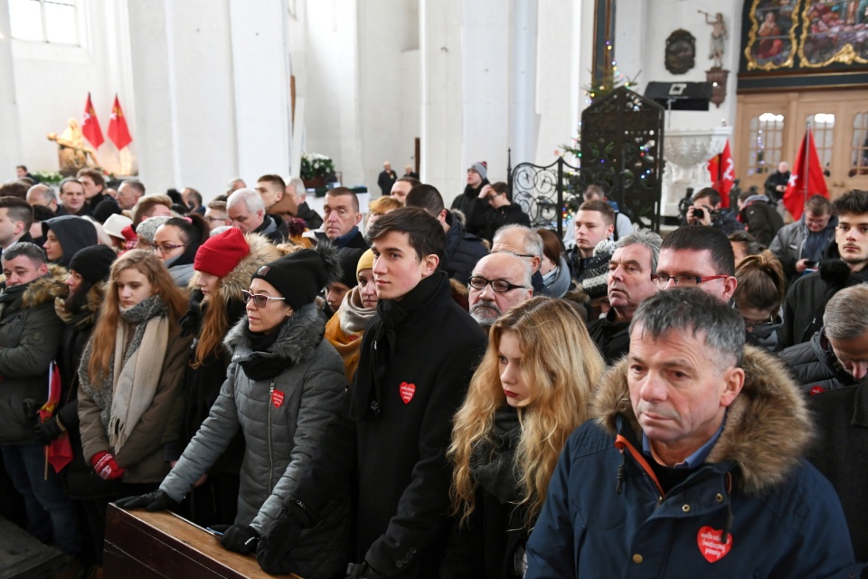 W Bazylice Mariackiej w Gdańsku, gdzie odprawiona zostanie msza pogrzebowa za prezydenta miasta Pawła Adamowicza coraz więcej osób. Fot. PAP/Adam Warżawa