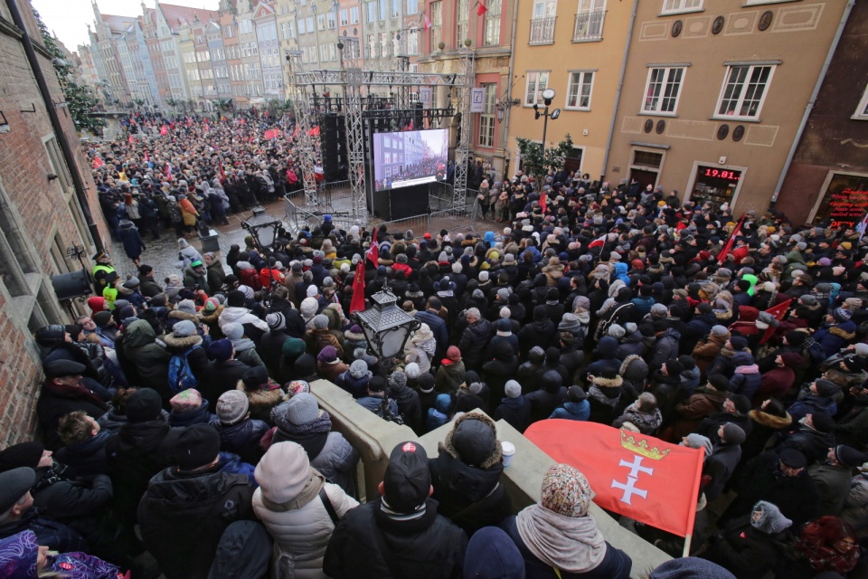 Zgromadzeni na ulicach Gdańska oglądają transmisję pogrzebu prezydenta Pawła Adamowicza. Fot. PAP/Tomasz Waszczuk