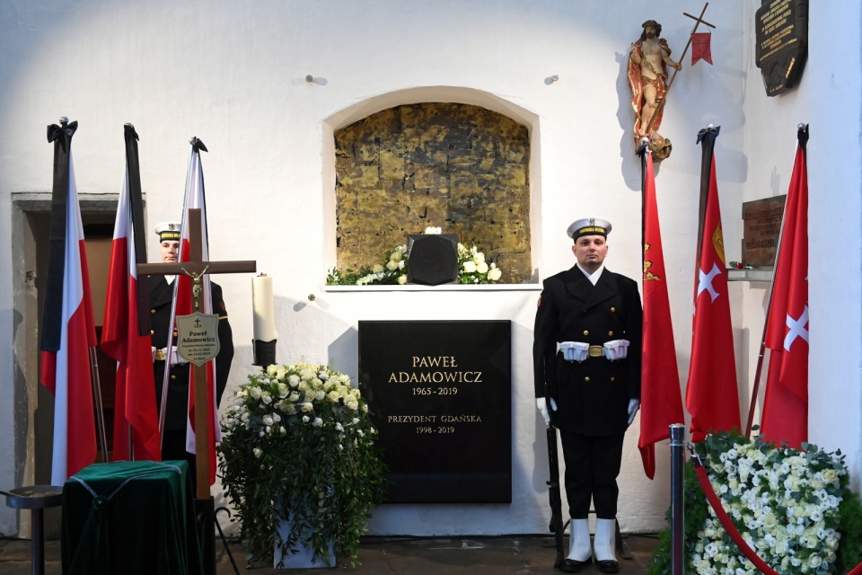 Urna z prochami prezydenta Gdańska Pawła Adamowicza spoczęła w kaplicy świętego Marcina w Bazylice Mariackiej w Gdańsku. Fot. PAP/Adam Warżawa