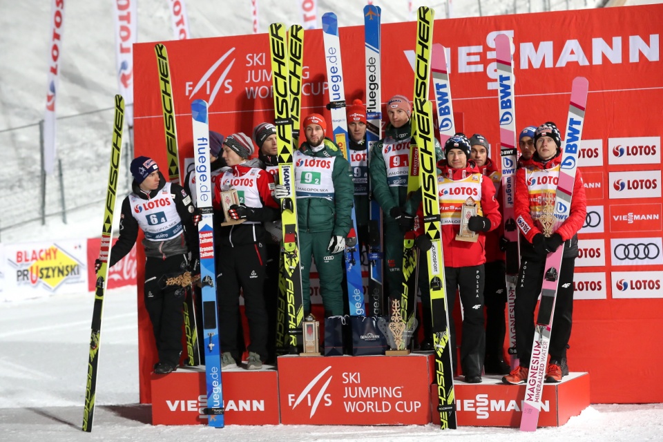 Podium Drużynowego Konkursu Pucharu Świata w skokach narciarskich w Zakopanem. Fot. PAP/Grzegorz Momot