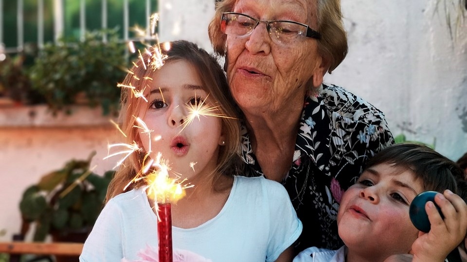 Sto lat w zdrowiu Kochana Babciu! Fot. ilustracyjna/pixabay.com