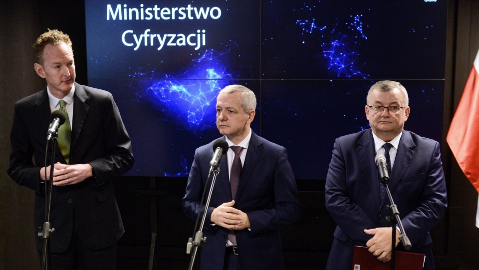 Minister cyfryzacji Marek Zagórski (C), minister infrastruktury Andrzej Adamczyk (P) oraz dyrektor generalny na Europę Północno-Wschodnią Ubera Jami Heywood (L) podczas briefingu prasowego w siedzibie Ministerstwa Cyfryzacji, 22 bm. nt. nowych inwestycji Ubera w Polsce. Fot. PAP/Jakub Kamiński