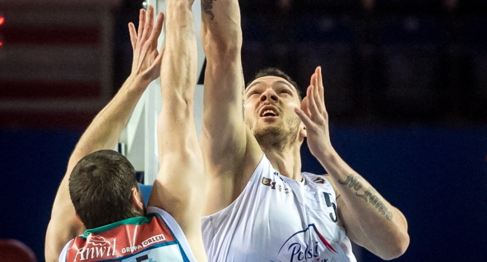 Aaron Cel (na zdjęciu z prawej) walczy o piłkę z Kamilem Łączyńskim w meczu 19. kolejki ekstraklasy koszykarzy Polski Cukier Toruń kontra Anwil Włocławek. Fot. PAP/Tytus Żmijewski