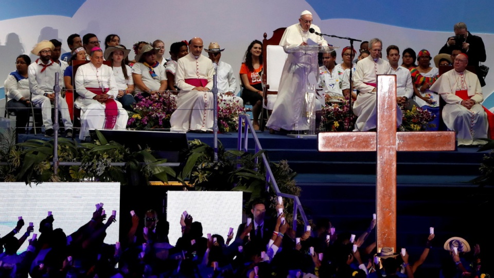 "Droga Jezusa na Kalwarię jest drogą cierpienia i samotności, która trwa w naszych czasach" - powiedział po nabożeństwie papież Franciszek. Fot. PAP/EPA/Esteban Biba