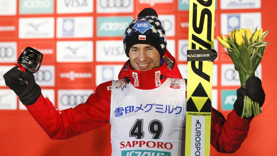 Kamil Stoch cieszy się z 2. miejsca w sobotnim konkursie PŚ w Sapporo. Fot. PAP/EPA/KIMIMASA MAYAMA