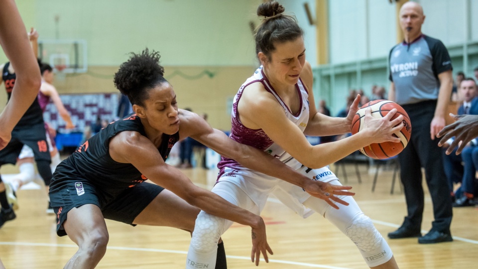 Na zdjęciu od prawej Agnieszka Skobel walczy o piłkę w meczu Energi Toruń z CCC Polkowice w 15. kolejce ekstraklasy koszykarek 2018/2019. Fot. PAP/Tytus Żmijewski