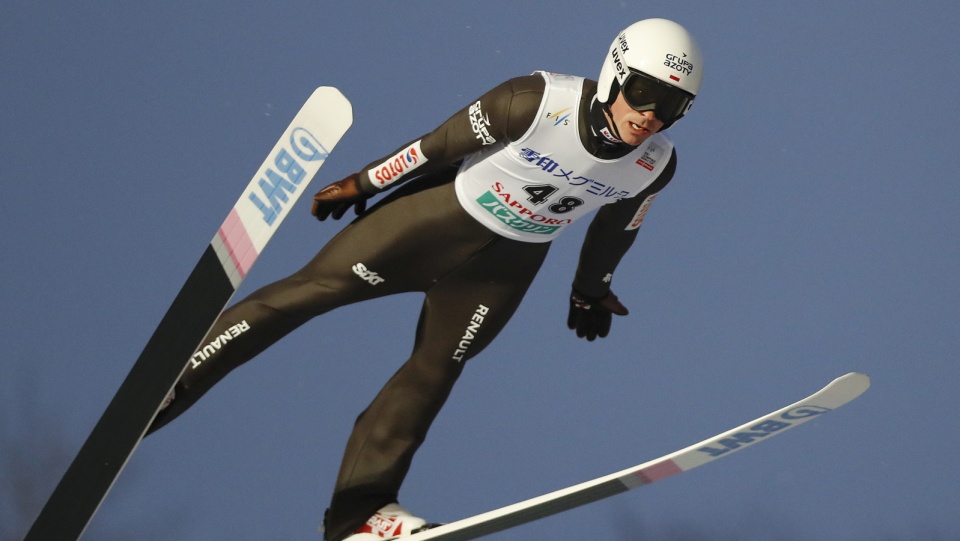 W niedzielnym konkursie PŚ Piotr Żyła (na zdjęciu) podium przegrał zaledwie o 0,5 punktu. Fot. PAP/EPA/KIMIMASA MAYAMA