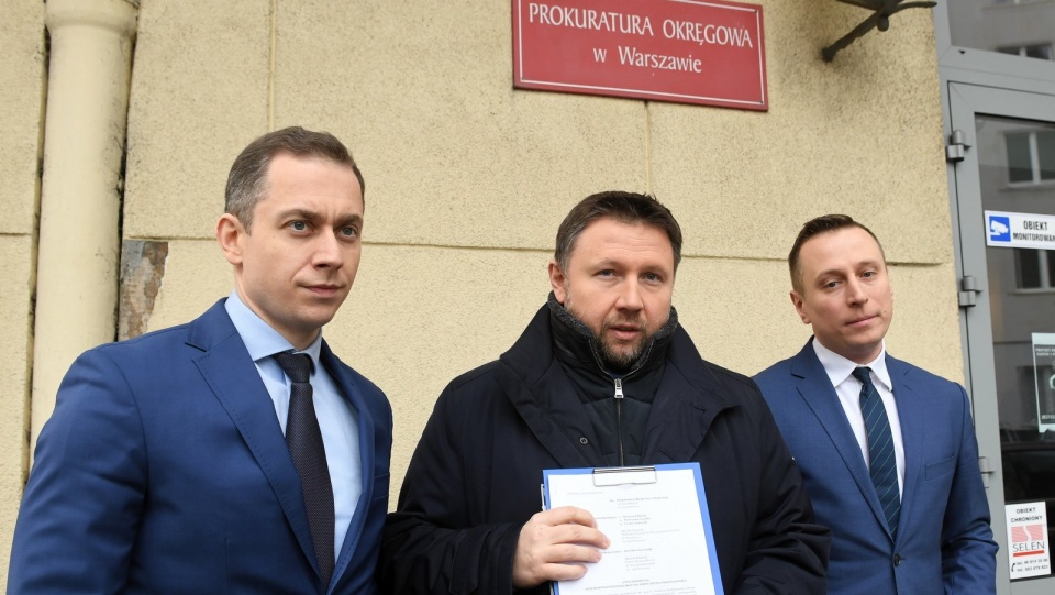 Posłowie Platformy Obywatelskiej Krzysztof Brejza (P), Marcin Kierwiński (C) i Cezary Tomczyk (L) podczas konferencji prasowej przed siedzibą Prokuratury Okręgowej w Warszawie. Fot. PAP/Radek Pietruszka