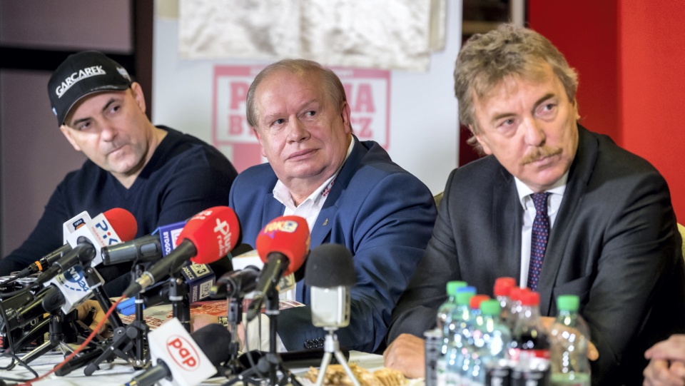 Od lewej: Tomasz Gollob, prezes zarządu ŻKS Polonia Bydgoszcz SA Jerzy Kanclerz i prezes PZPN Zbigniew Boniek podczas konferencji prasowej. Fot. PAP/Tytus Żmijewski