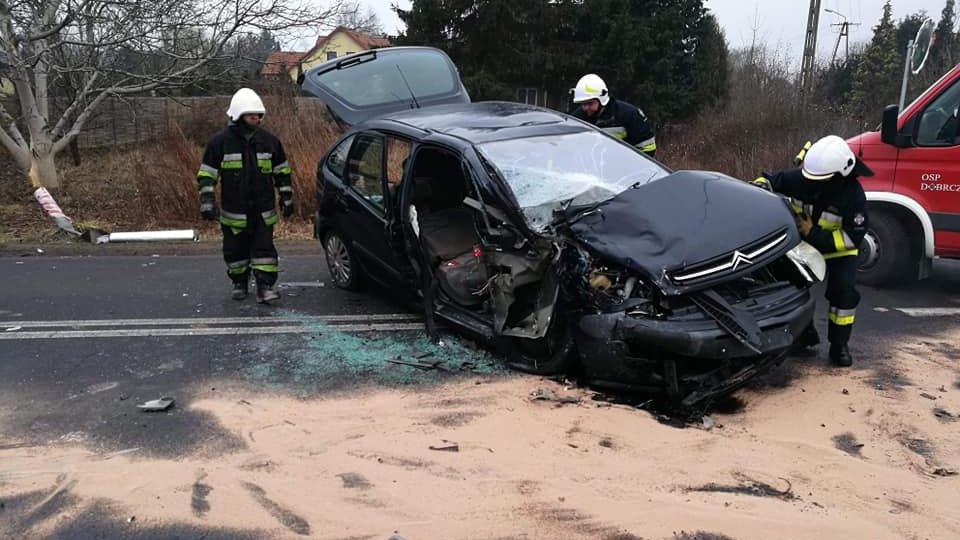 Zderzenie samochodu osobowego z autobusem linii podmiejskiej nr 93 w Niemczu - na skrzyżowaniu ulic Bydgoskiej i Kolonijnej. Fot. Pomoc Drogowa Krystian Andruszczenko