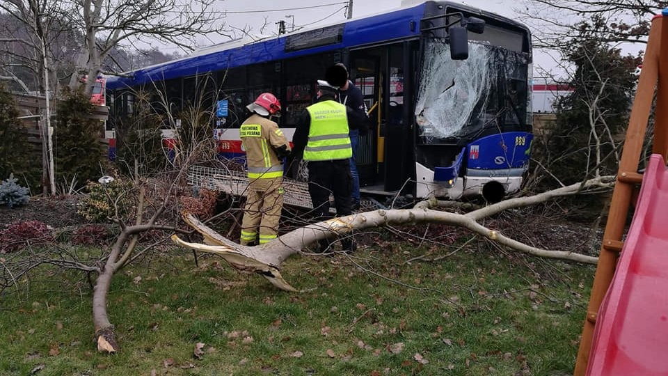 Zderzenie samochodu osobowego z autobusem linii podmiejskiej nr 93 w Niemczu - na skrzyżowaniu ulic Bydgoskiej i Kolonijnej. Fot. Pomoc Drogowa Krystian Andruszczenko