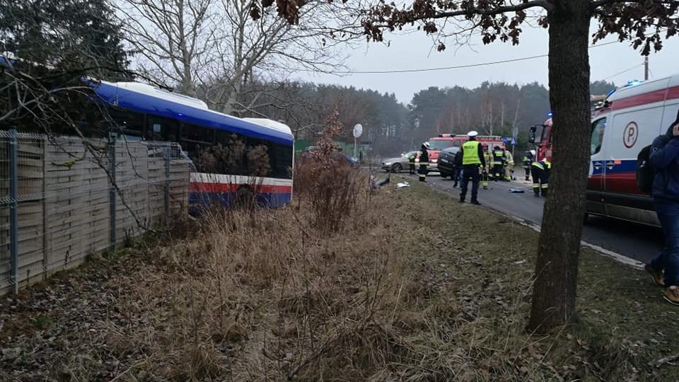 Zderzenie samochodu osobowego z autobusem linii podmiejskiej nr 93 w Niemczu - na skrzyżowaniu ulic Bydgoskiej i Kolonijnej. Fot. Pomoc Drogowa Krystian Andruszczenko