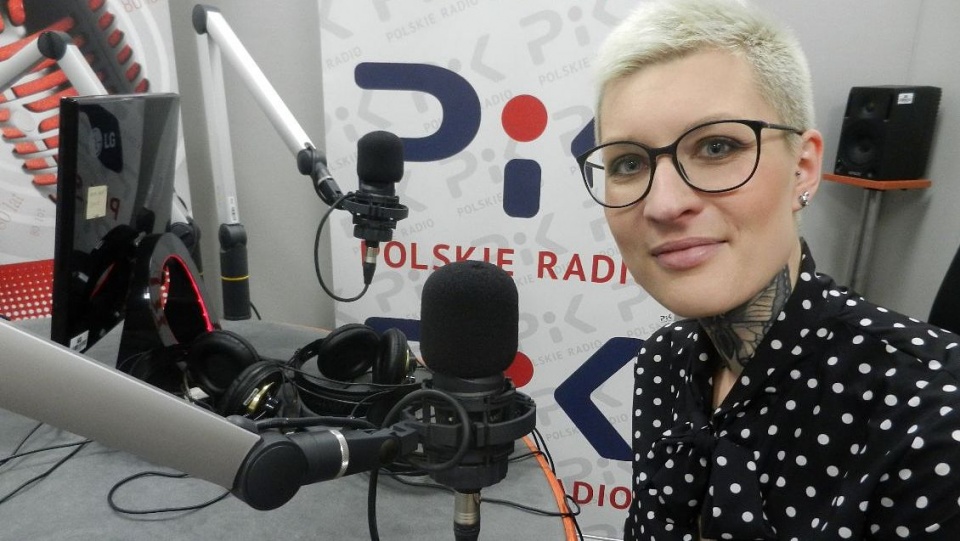 Katarzyna Puzyńska w toruńskim studiu Polskiego Radia PiK. Fot. Iwona Muszytowska-Rzeszotek