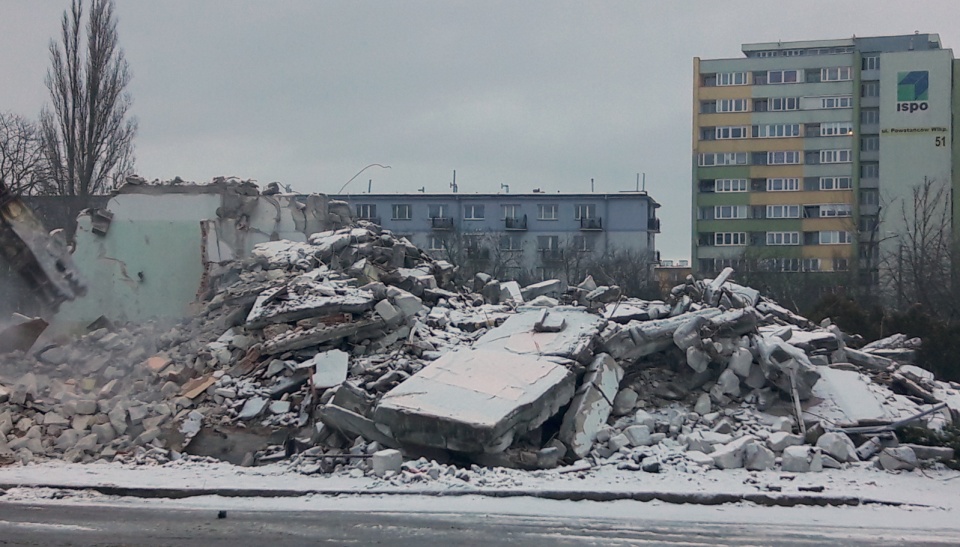 Fot. Elżbieta RupniewskaNa sprzedanej działce trwają jeszcze ostatnie prace wyburzeniowe.