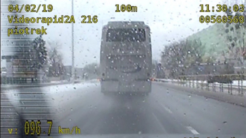 Podczas patrolowania ulicy Toruńskiej we Włocławku policyjny videorejestrator zarejestrował autobus, którego kierowca przekroczył dozwoloną prędkość o ponad 46 km/h. Fot. Policja