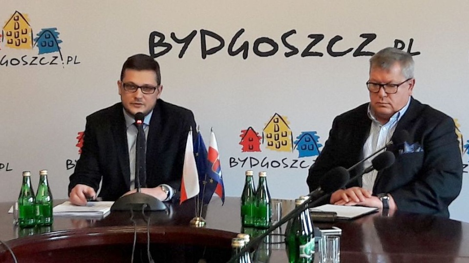 Zastępca prezydenta Bydgoszczy Michał Sztybel (z lewej) i prezes ProNatury Konrad Mikołajski podczas konferencji prasowej. Fot. Elżbieta Rupniewska