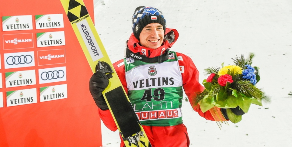 Na zdjęciu Kamil Stoch cieszy się z drugiego z rzędu w tym sezonie triumfu w konkursie Pucharu Świata. Fot. PAP/ EPA/MARKKU OJALA