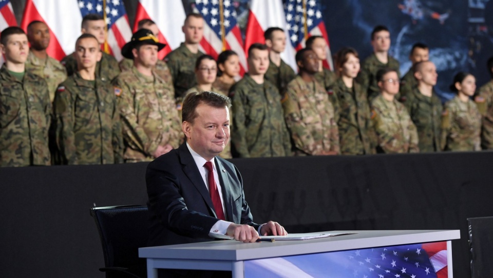 Minister obrony narodowej RP Mariusz Błaszczak podpisał umowę na dostawę amerykańskiego systemu artylerii rakietowej HIMARS. Fot. PAP/Radek Pietruszka