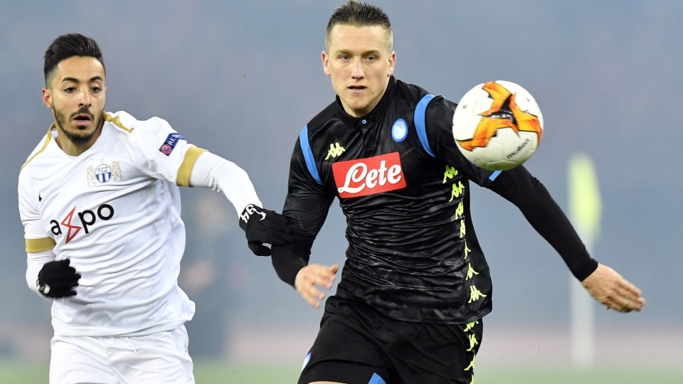 Na zdjęciu (po prawej) Piotr Zieliński, jeden z bohaterów SSC Napoli w wyjazdowym starciu z FC Zurich w 1/16 finału piłkarskiej Ligi Europy 2018/2019. Fot. PAP/EPA/WALTER BIER