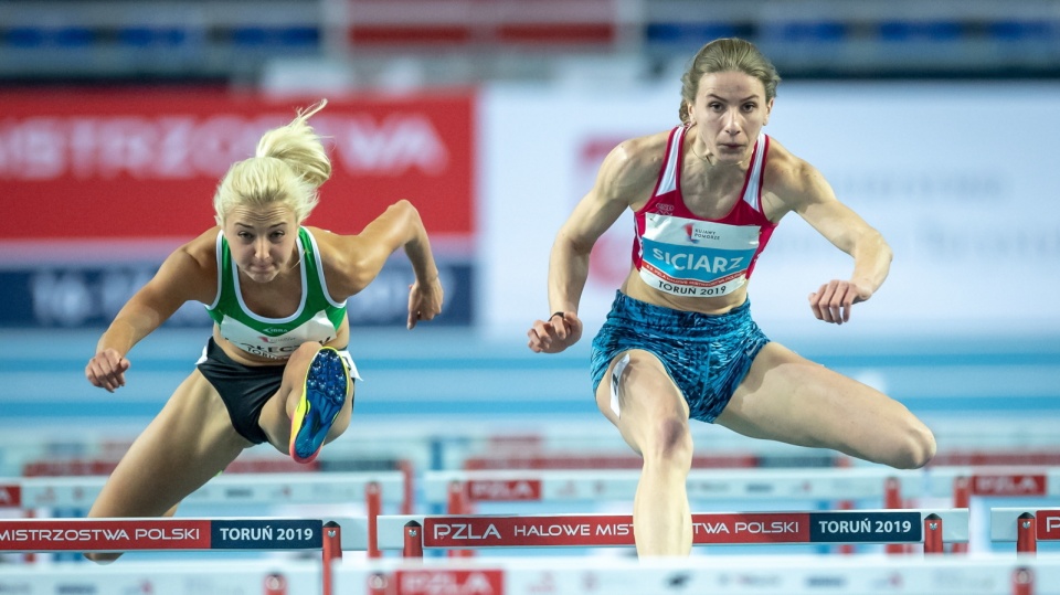 Na zdjęciu od lewej Karolina Kołeczek i Klaudia Siciarz podczas finału na 60 m ppł w lekkoatletycznych HMP w Toruniu 2019. Fot. PAP/Tytus Żmijewski