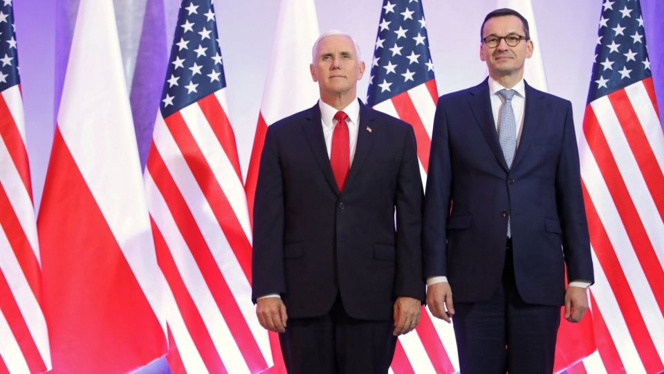 Wiceprezydent USA Mike Pence (L) oraz premier RP Mateusz Morawiecki (P) podczas powitania, przed spotkaniem w KPRM w Warszawie. Fot. PAP/Leszek Szymański